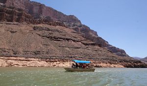 Båt på Colorado RIver i Grand Canyon