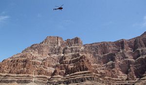 Helikopter flyger över Grand Canyon