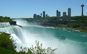 Båttur framför Niagarafallen i USA