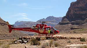 Helikopter lämnar Grand Canyon mot Las Vegas
