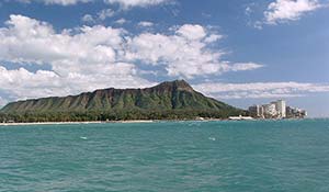 Vulkankratern Diamond Head tornar över Honolulu